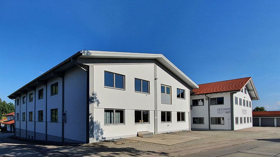Außenansicht der Lechner Kunststoffverarbeitung GmbH | 2 weiße Gebäude